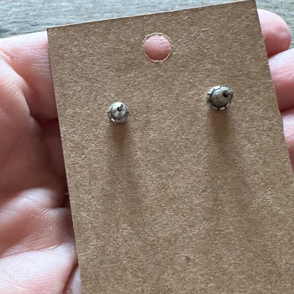 BOGO FREE GREEN STONE STUD EARRINGS - Picture 5 of 5